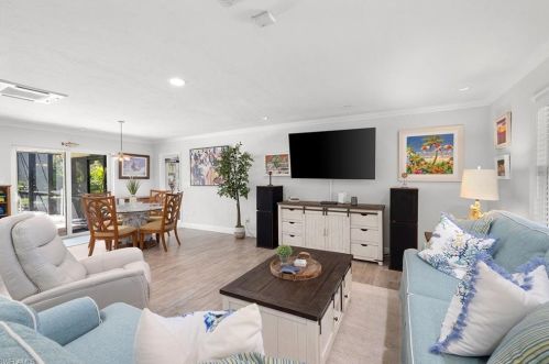 832 97th Ave, Naples, FL 34108-2285