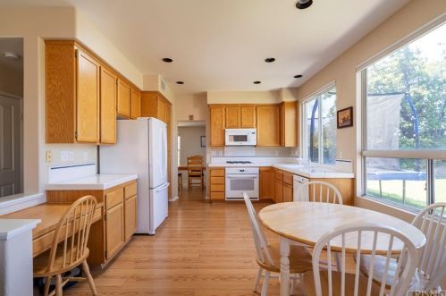 27543 Courtview Dr, Santa Clarita CA  91354-1601 exterior