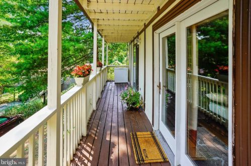 2402 Youngs Dr, Haymarket VA  20169-1532 exterior