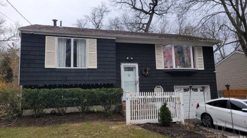 12 Penny Dr, Huntington Station, NY 11746-3423