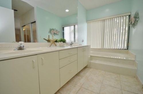 14528 Balgowan Rd, Hialeah FL  33016-6436 exterior