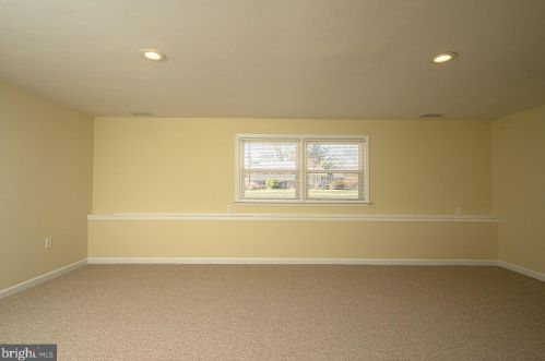 16 Gloucester Ln, Trenton NJ  08618-1006 exterior