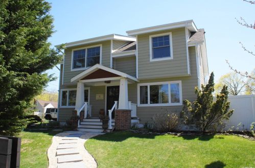 4 Cynthia Ln, Center Moriches, NY 11934-2602