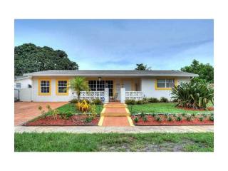 1711 48 Ave, Hollywood FL  33021-1735 exterior