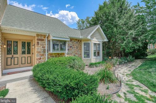 1015 Country Club Rd, Camp Hill PA  17011-1049 exterior