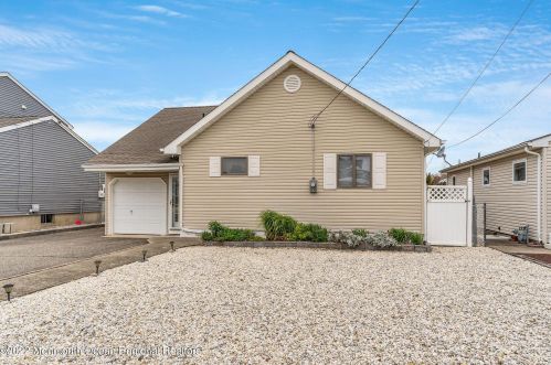 18 Commodore Dr, Bricktown, NJ 08723-7608