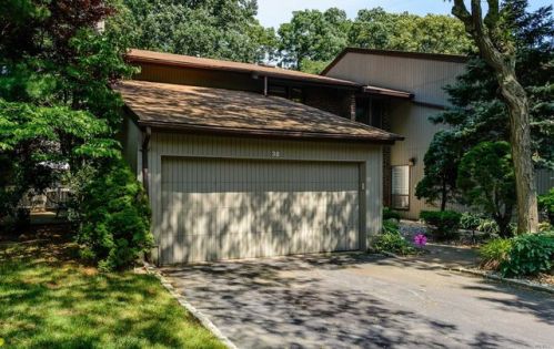 38 Carriage Ct, Muttontown, NY 11753-2831