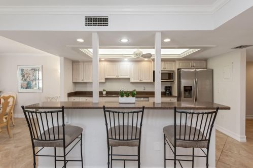 1930 Gulf Shore Blvd, Naples FL 34102-1661 exterior