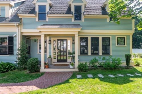 29 Scotland St, Hingham, MA 02043-3932