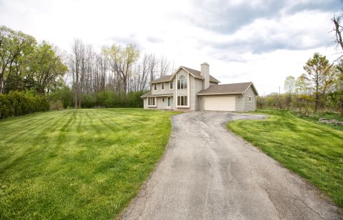 10038 Brookdale Dr, Thiensville, WI 53092-5702