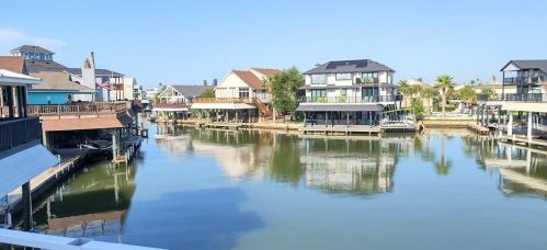 129 Quayside Dr, Galveston TX  77554-6193 exterior