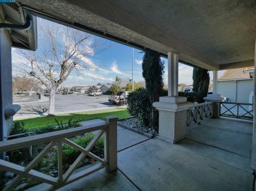 1062 Schadeck St, Manteca CA  95336-5956 exterior