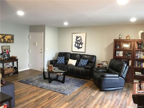 40 Scarborough Ln, New Hamburg, NY 12590-5174