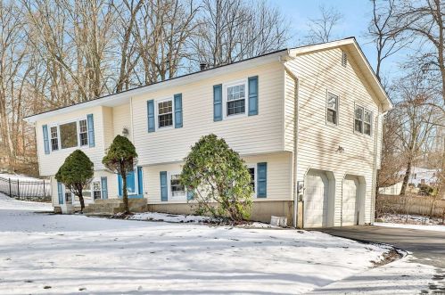 4 Deforest Ct, Valley Cottage, NY 10989-1700