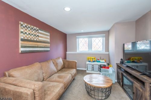52 White Oak Ct, Parsippany NJ  07054-2325 exterior