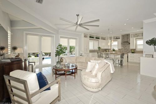 10062 Vanderbilt Dr, Naples FL  34108-2102 exterior