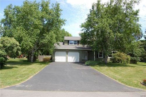 4528 Waltham Dr, Manlius, NY 13104-9591