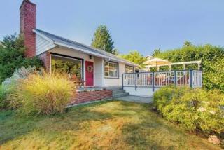 4217 Lake Washington Blvd, Seattle, WA 98118-1544