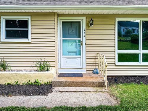 134 Pondview Dr, Southington, CT 06489-3937