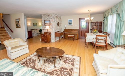 16 Woodlake Dr, Southampton, PA 18966-2174