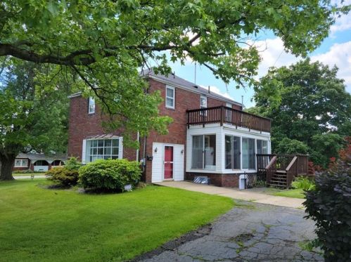 613 Sharon New Castle Rd, Hermitage, PA 16121-1322