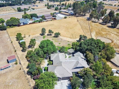 10000 Walter Welsher Ct, Gilroy CA  95020-9704 exterior