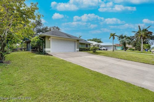 1055 17th Ln, Vero Beach, FL 32962-6904