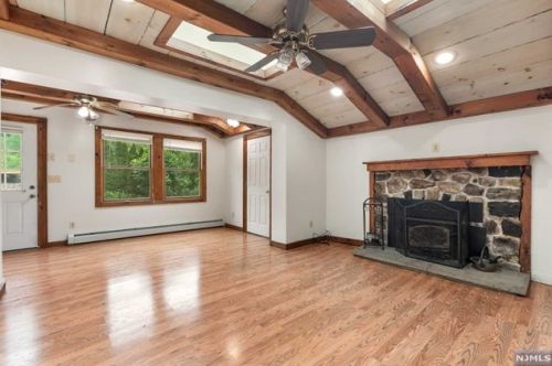 51 Pinecrest Trl, West Milford NJ  07480-1700 exterior