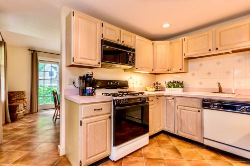 1 Hampton Ct, Mashpee MA 02649-2294 exterior