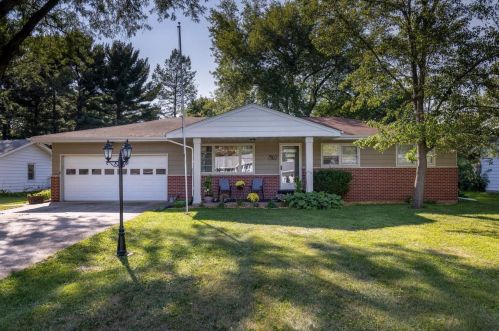 1960 Arrowhead Dr, Beloit, WI 53511-3812