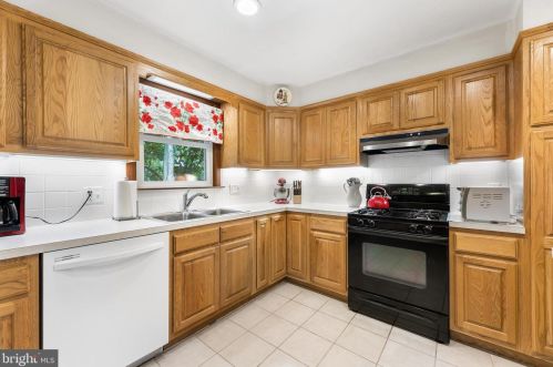 40 Wesleyan Dr, Trenton NJ  08690-1945 exterior