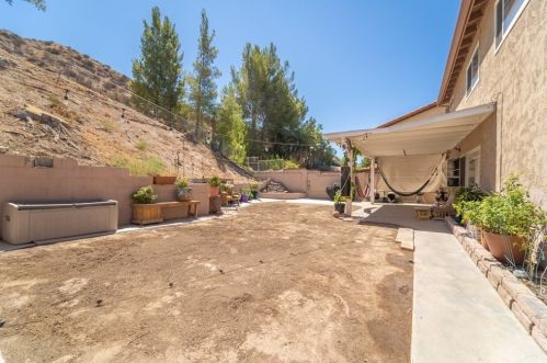 29000 Gladiolus Dr, Santa Clarita CA  91387-1828 exterior