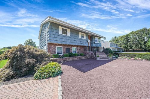 300 Oak Neck Ln, West Islip, NY 11795-5146