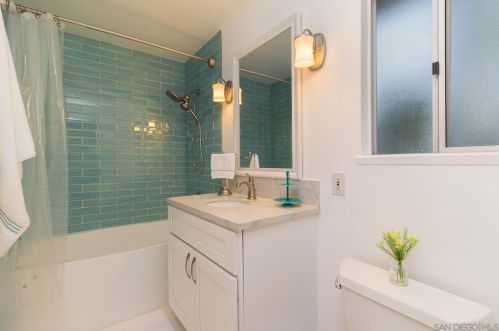 172 Santa Maria Ct, Vista CA  92083-5823 exterior