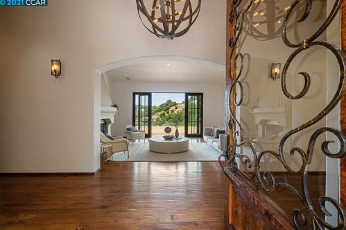 83 Tiger Tail Ct, Orinda, CA 94563-1420