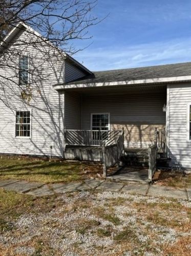 302 Yellow St, Francesville, IN 47946-8339