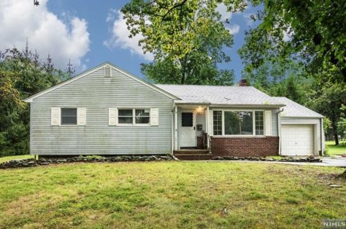 6 Meadow Ct, Norwood, NJ 07648-1212