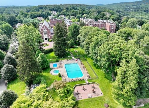 4202 Rio Vista Dr, Mahwah NJ  07430-4008 exterior