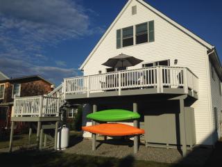 16 Middlefield St, Groton CT  06340-8826 exterior