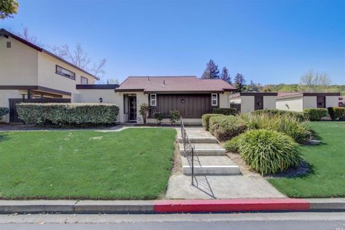 227 Fairoaks Dr, Vacaville, CA 95688-5320