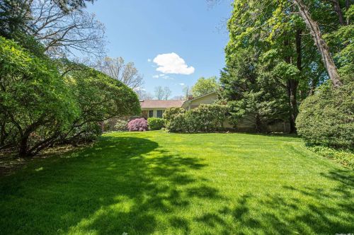 28 Village Dr, Huntington Station, NY 11746-8127