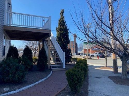 312 Knight St, Providence, RI 02909-1138