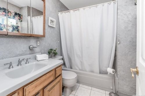 14 Oakledge Dr, Elwood NY  11731-3718 exterior