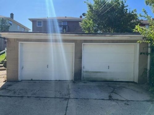 10124 Capitol Dr, Milwaukee WI  10126-1320 exterior
