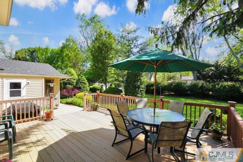 18 Hamilton Dr, East Brunswick NJ  08816-2709 exterior