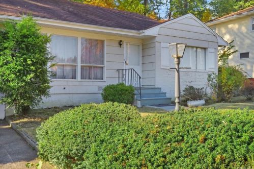 465 Stratton Rd, New Rochelle, NY 10804-1314