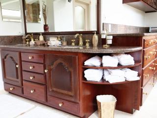 2214 Linwood St, San Diego CA  92110-2137 exterior