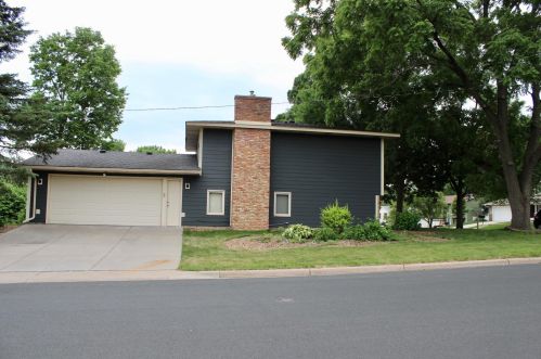 1305 Honeysuckle Ln, Hastings, MN 55033-2413