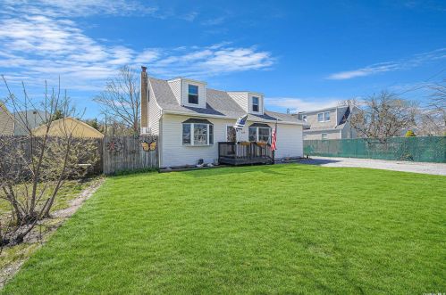 215 Hawkins Blvd, Copiague, NY 11726-4811