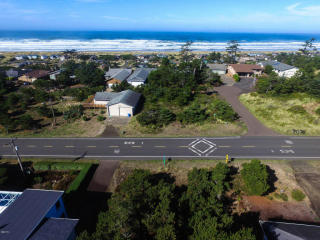1917 Bayshore Dr, Waldport, OR 97394-9414
